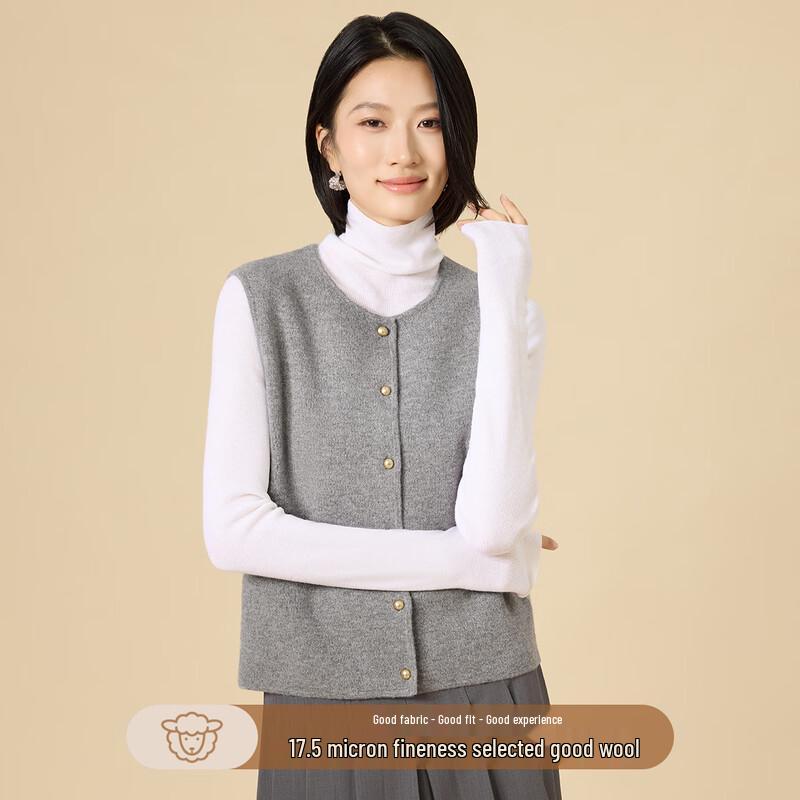 

Элегантный жилет из шерстяного трикотажа «Северный олень» с маленькими золотыми пуговицами M