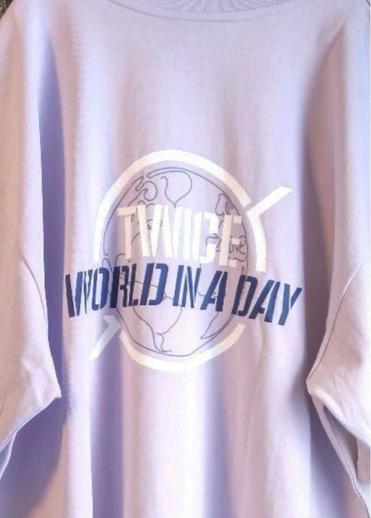 [USED] TWICE World In A Day T-shirt
