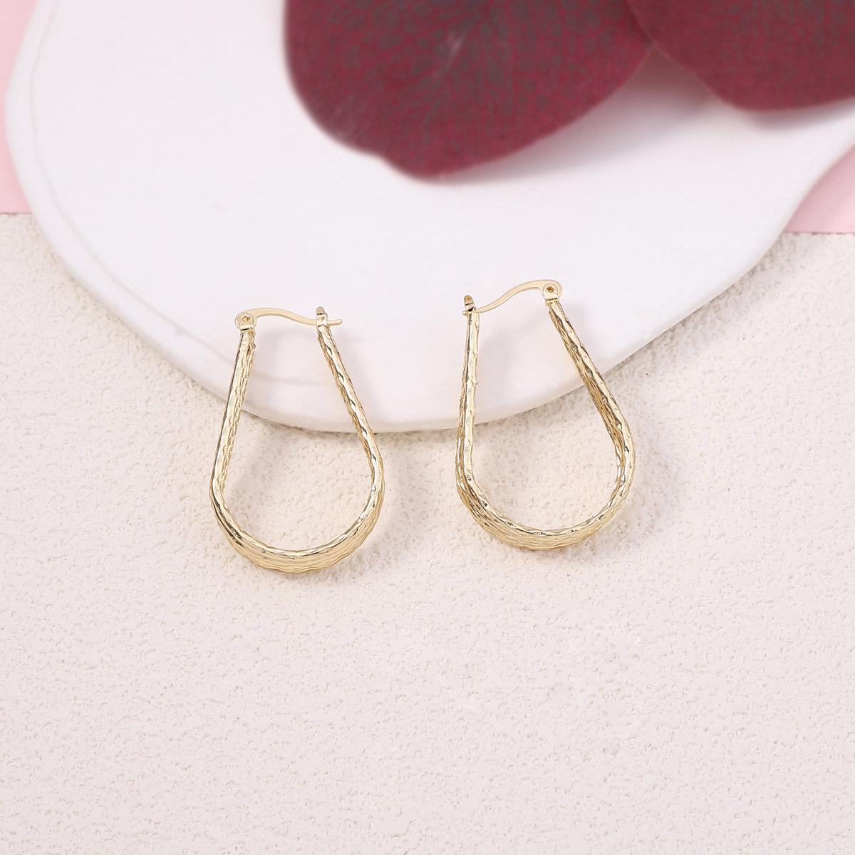 Европейские и американские новые нерегулярные геометрические полые металлические серьги-гвоздики в стиле ретро-темперамент, простой иностранный стиль в гонконгском стиле золотой