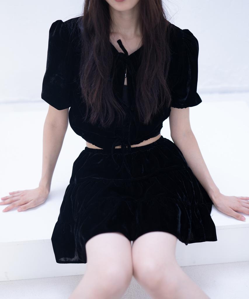 Atiseuteukeompeullegseu Artist Velvet Banding Tiered Mini Skirt