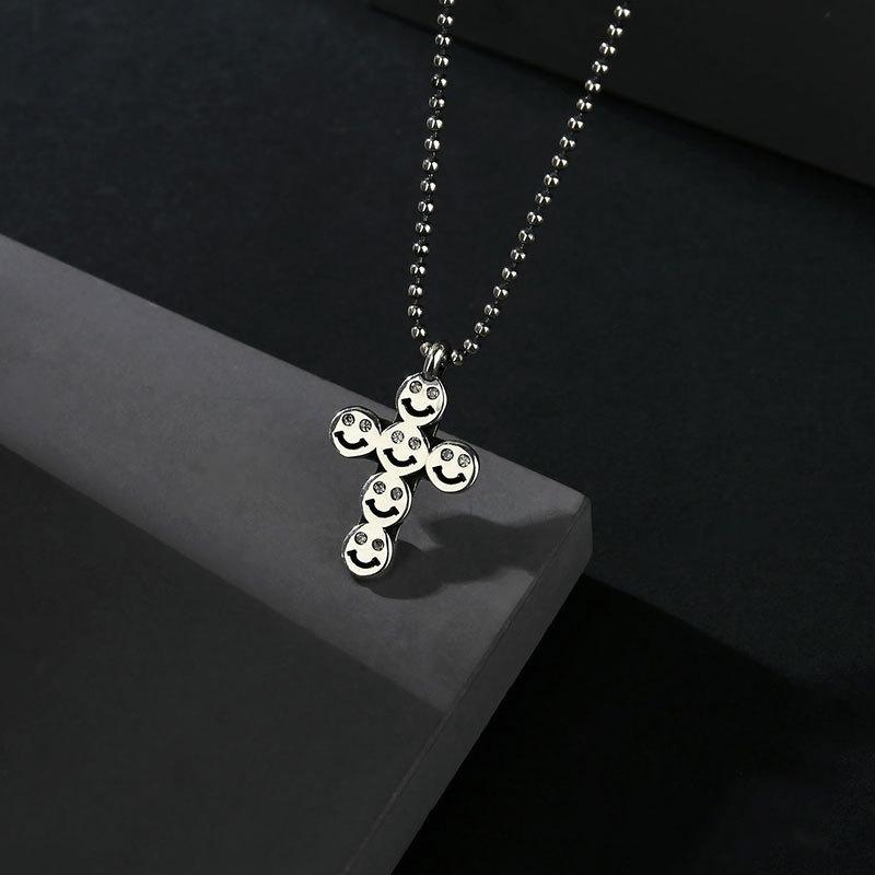 Tajski Stary Uśmiechnięta Twarz Naszyjnik Krzyżykowy Męski i Damski Ornament Łańcuszki Obojczykowe Zimny Styl Punkowy Trend