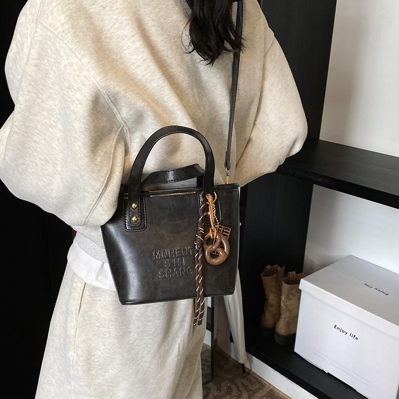 Retro Portable Bucket Bag Women's 2025 New Winter Popular Versatile Messenger Bag Commuter Messenger Bag