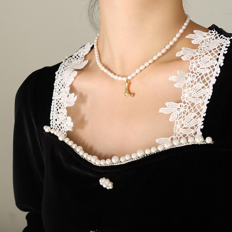 Party Banquet Gorgeous Non-Fading Light Luxury Design Freshwater Pearl Necklace 26 Letters Gold-Plated Pendant Collarbone Chain