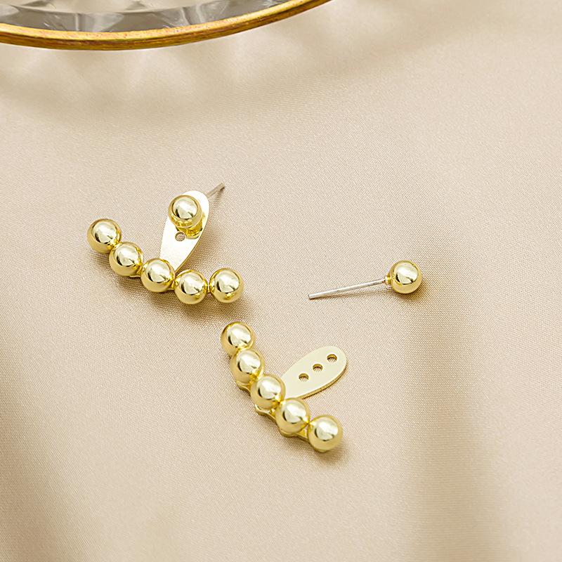 Wang Ziwen Has Two Of The Same Style. After Wearing It, Hang Golden Bean Earrings, Metal Round Beads, Smile Stud Earrings, And Earrings.
