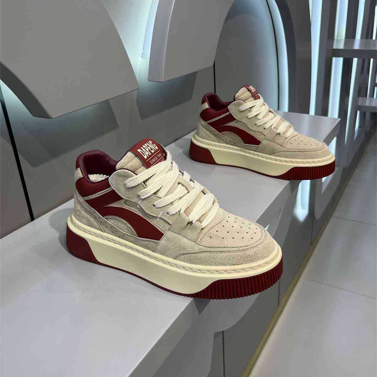 

Fashion Autumn Men s Skateboarding Shoes Comfortable 2025 New High-Top Sneakers Casual Sports Shoes Men Street Leather Walking Shoes 44 красный