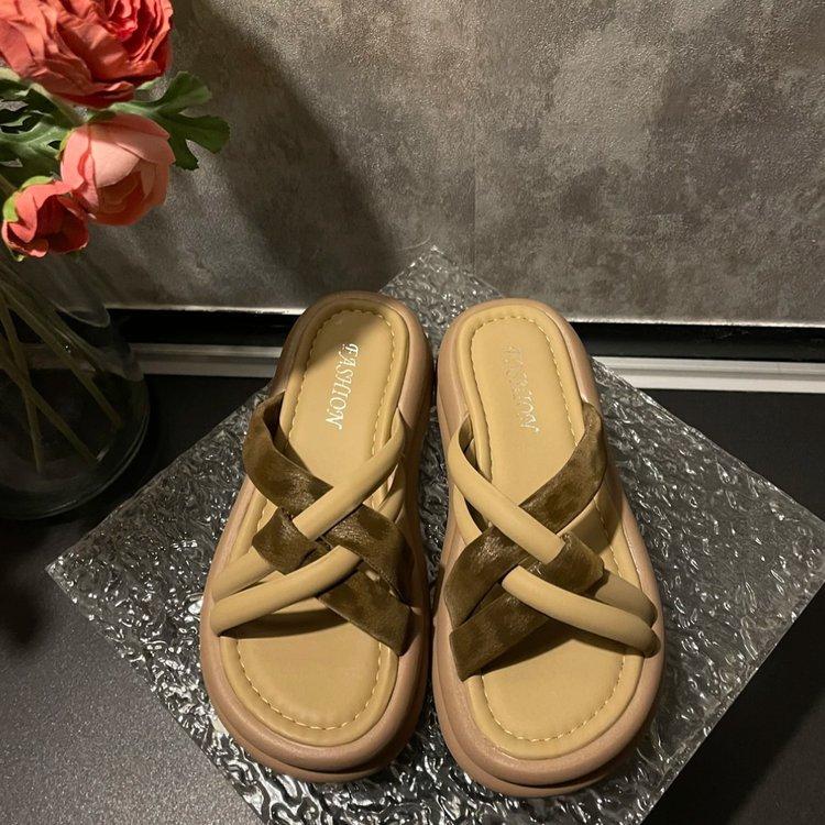 New Chinese style niche design thick-soled slippers women's outer wear 2025 summer new models with skirts beach slippers