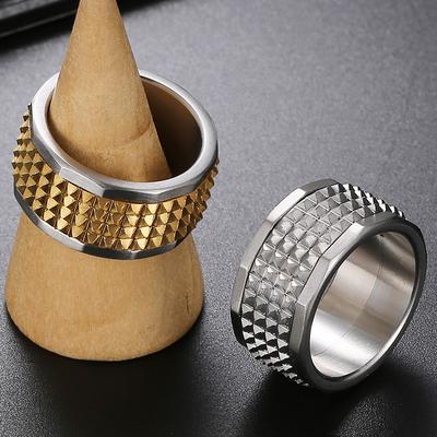 Anello a fascia piramidale con rivetto da uomo in acciaio inossidabile incisibile da uomo Rock and Roll Biker Jewellery Anelli universitari per uomo