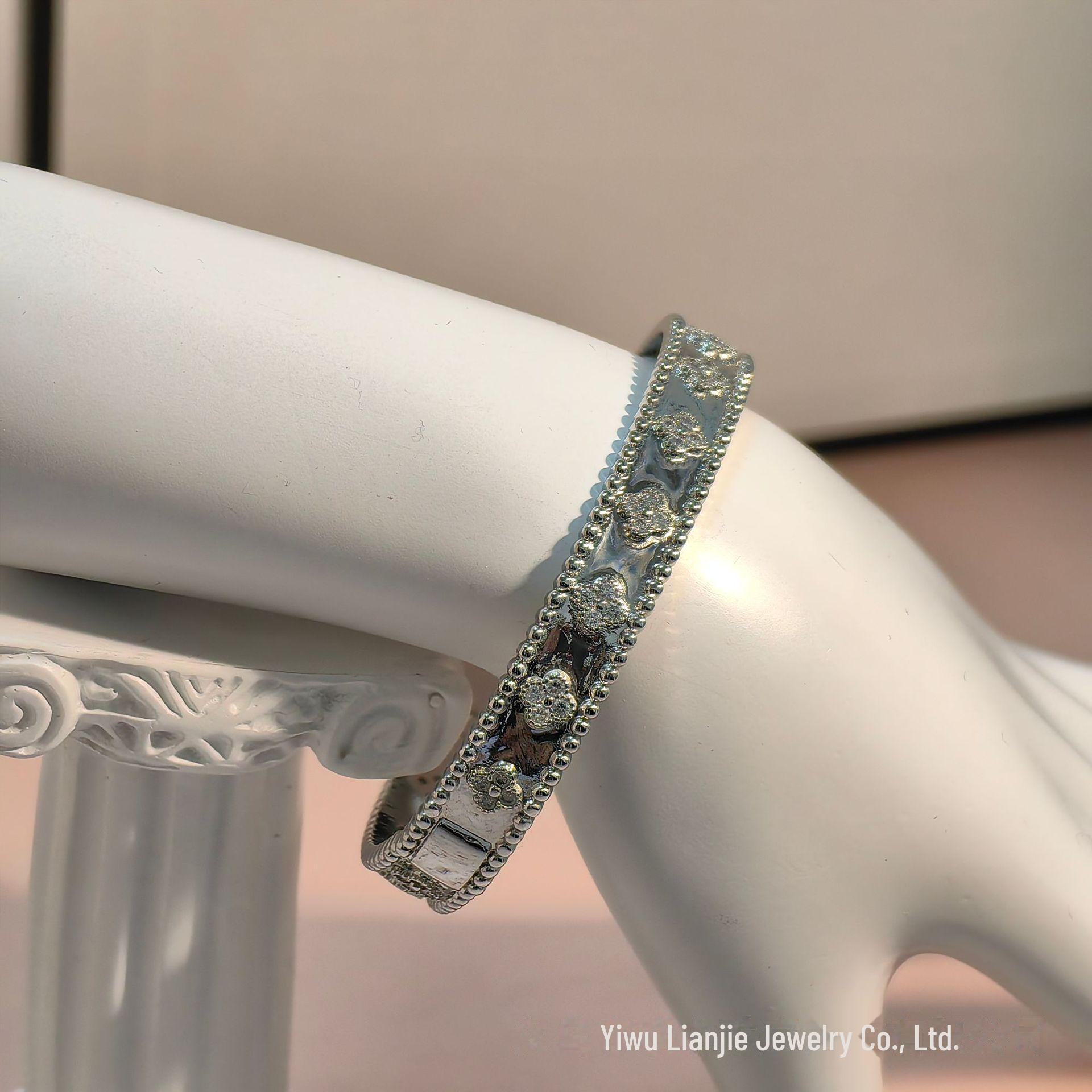 

Розкішний ретро-браслет із гальванічним покриттям із чотирьох листів конюшини – модна та універсальна гаряча річ срібний