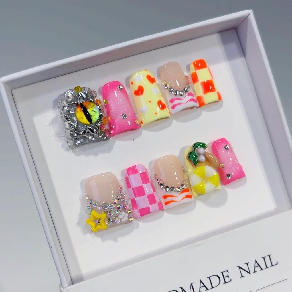 Unghie Finte a Pressione Plaid Trendy Europee Fatte a Mano con Occhi Eterocromatici e Piccoli Diamanti