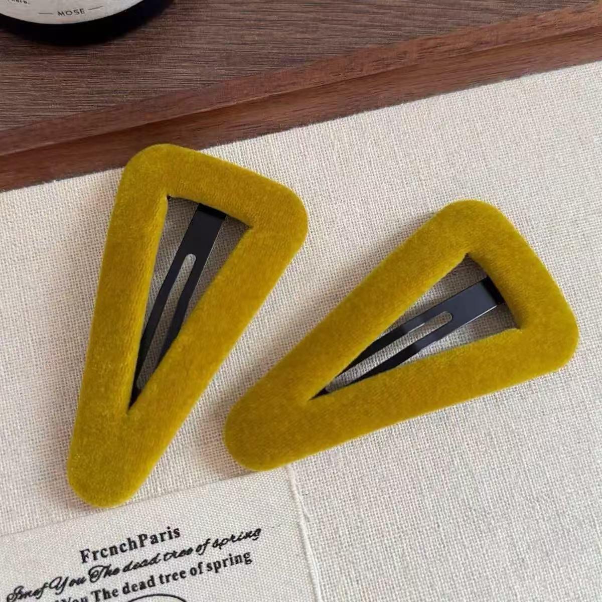 

Velvet Triangle Hair Clip for Women - Autumn/Winter 2025, Side Bangs & Broken Hair BB Clip, Unique Niche Design