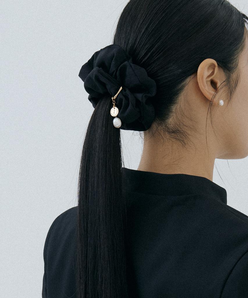 Lucir Zu Scrunchie + Detachable Pearl Charm Set (Black)