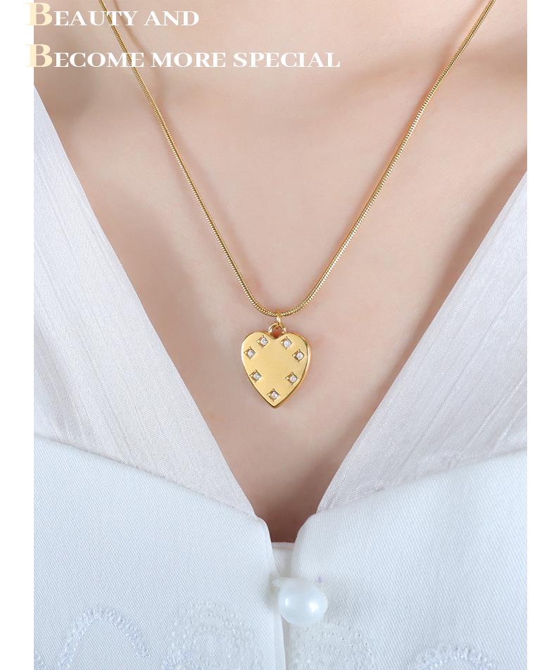 Versatile French Heart-Shaped Clavicle Necklace: Light Luxury Titanium Steel Jewelry for Women