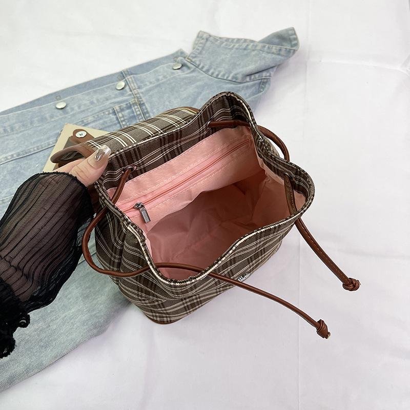 Schoolbag double shoulder foreign air bag women's 1011 new summer plaid women's backpack fashion student commuter bag high value backpack