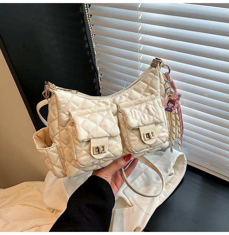 

Rhombus chain bag women s 2025 new spring and summer niche design shoulder messenger bag locomotive bag casual armpit bag Without pendant білий