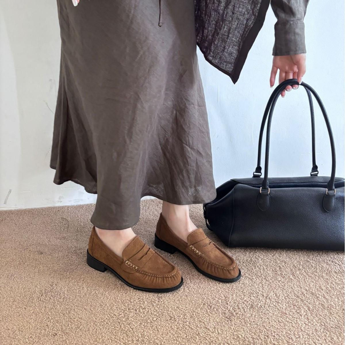 

2025 зима новая замшевая мягкая подошва толстый каблук закрытые туфли в стиле колледжа маленькие кожаные туфли универсальные для работы и повседневной носки женские туфли 39 коричневый