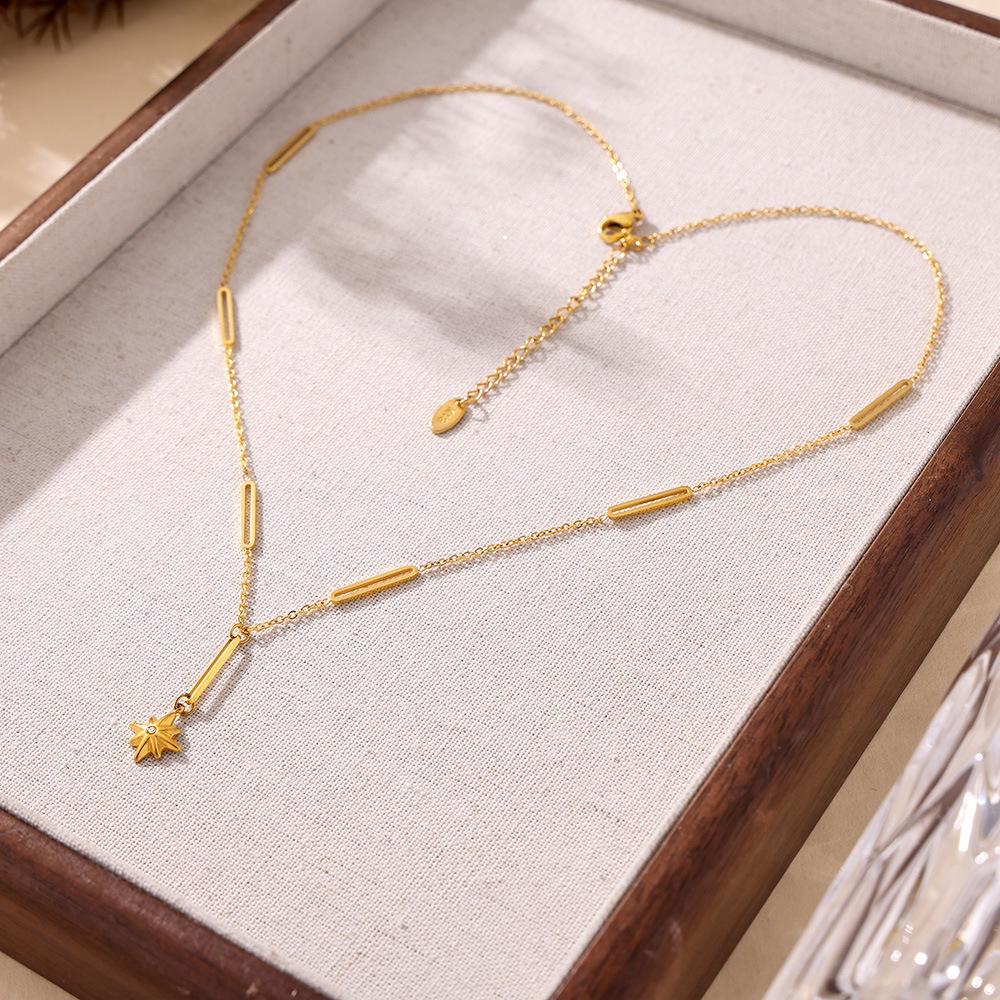 INS New Eight-Pointed Star Pendant Rhinestone Women's Necklace, Luxury Design, Titanium Steel Clavicle Chain.