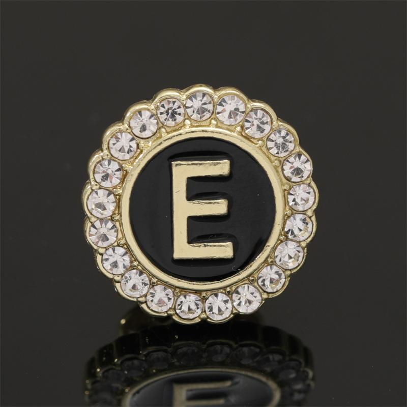 26 Alfabet Okrągłe Przypinki Inicjały Angielskie A-Z Złote Broszki Dla Kobiet Mężczyzn Dziewcząt Odznaki na Kołnierz Biżuteria Prezent