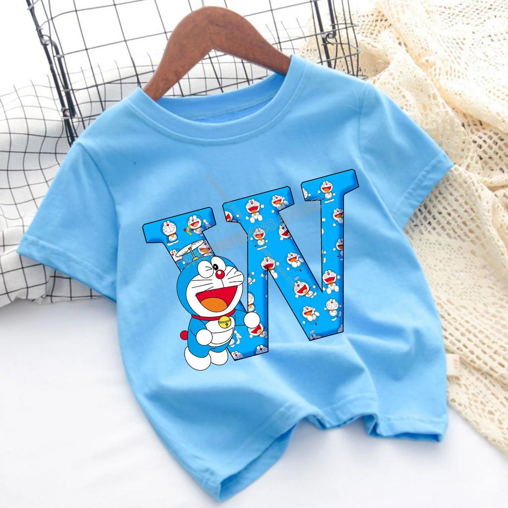 Doraemon Neues T-Shirt für Kinder Blau Buchstabe A-Z Tee Top Kawaii Cartoon Rundhals Kleidung Mode Kinder Anime Kleidung Geschenk
