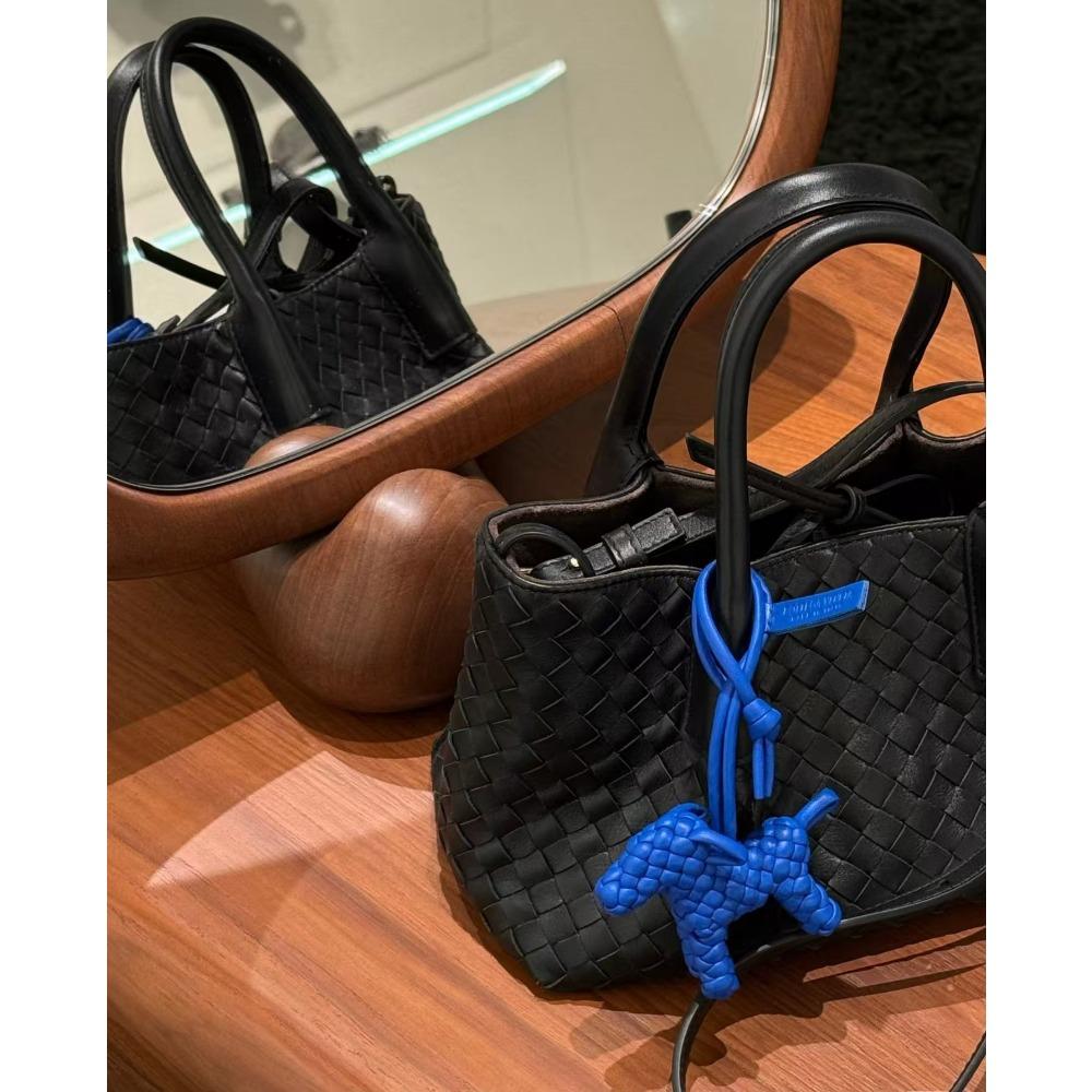 2025 Bolsa de ombro feminina tecida em couro bovino de luxo leve transfronteiriça, bolsa de compras para mães, bolsa carteiro premium para o dia a dia feminina