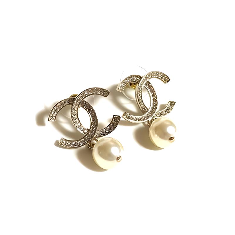 Chanel [Frühlings-Neues Modell 22C] Ohrringe mit großem Doppel-C-Logo und Metallperlen für Damen