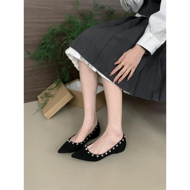 

New products daily dopamine pointed single shoes spring and summer new small people grow taller and thinner rivets soft soles are not tired 35 чёрный