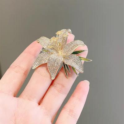 Brož ve stylu Ins Vynikající luxusní brož Kvetoucí lilie vykládaná diamanty Lehký luxus Univerzální kolíček na límec Doplňky Proti světlu Hrudník