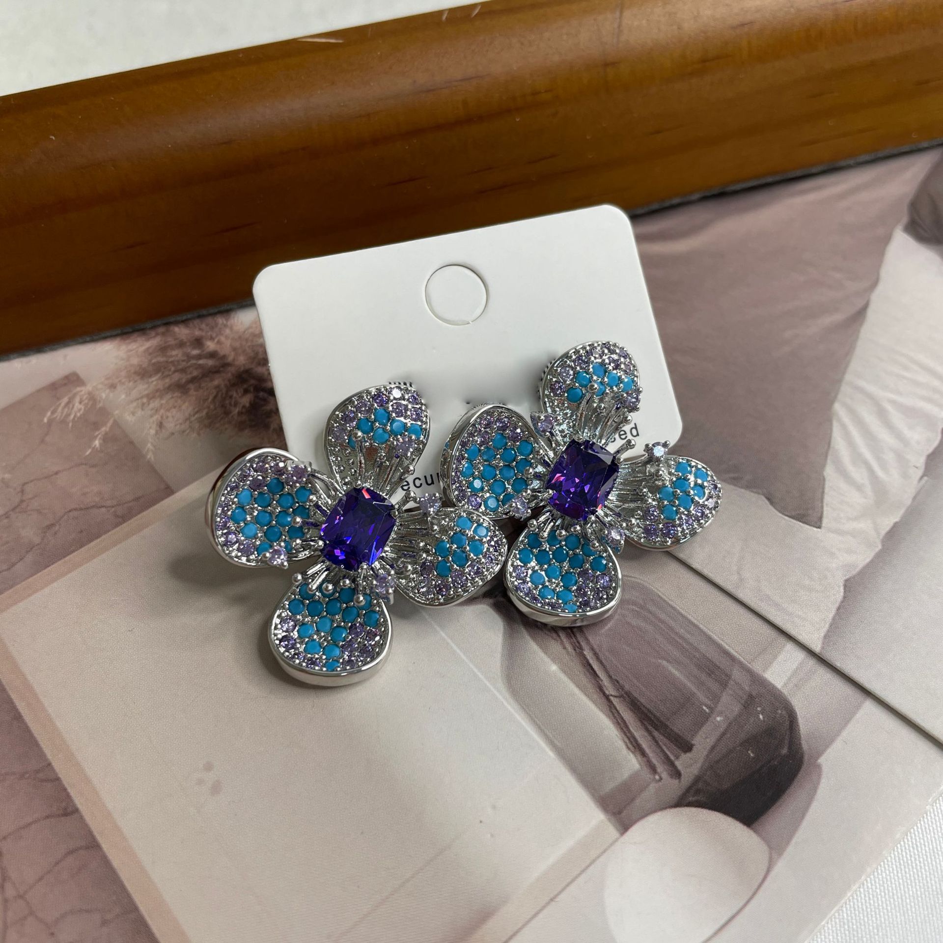 

Серьги-пусеты с цирконием в форме бабочки и овала, легкая роскошь, высококлассный темперамент, новые нишевые серьги в ретро-дизайне