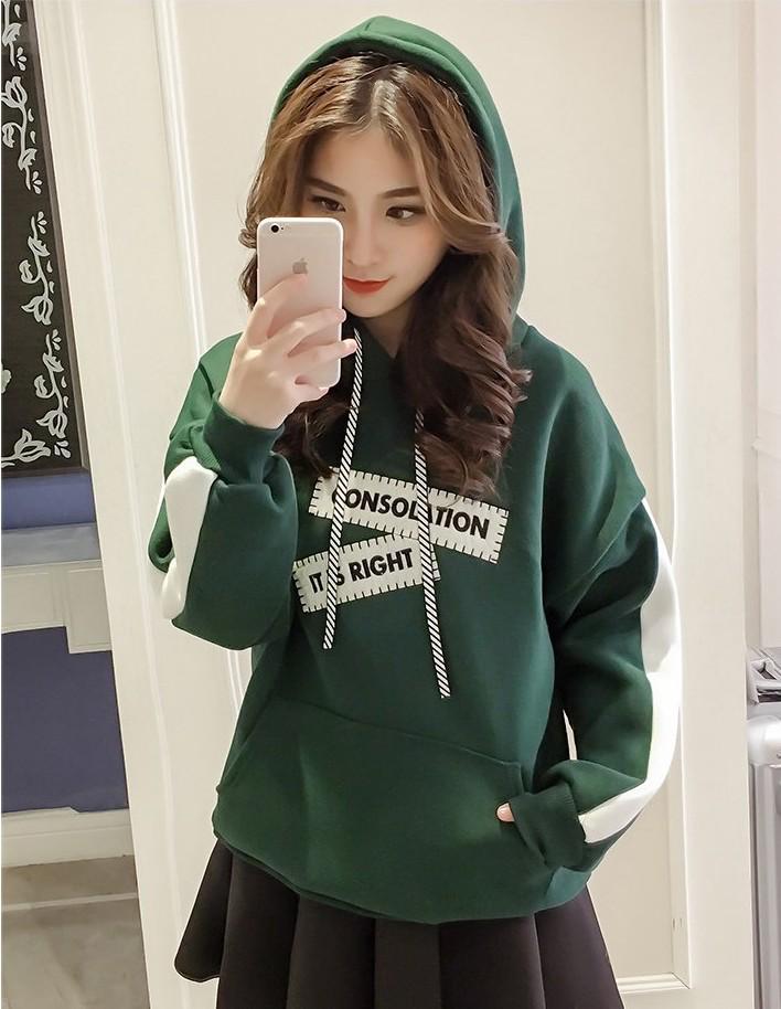 Korean Ulzzang Plus Velvet Hoodie for Women: Warm, Loose Fit, Harajuku Style Pullover with Hood for Autumn and Winter.