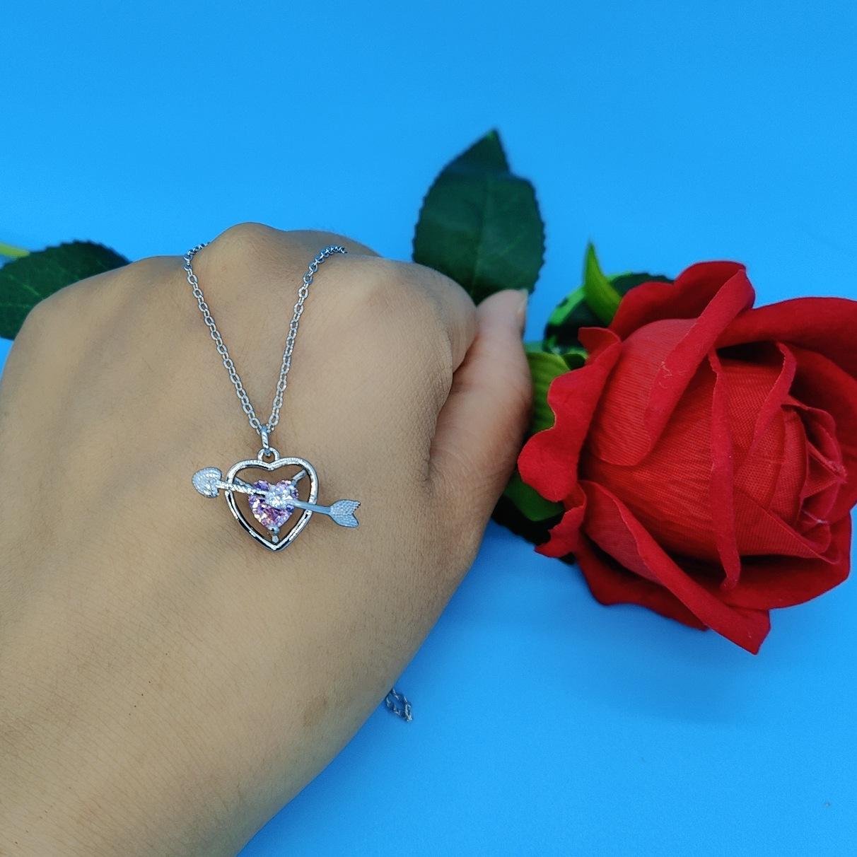 

Кулон в виде стрелы с розовым цирконом Купидона: Роскошное легкое ожерелье в форме сердца