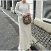 Elegante abito lungo lavorato a maglia con scollo a giro e maniche lunghe, aderente, a vita alta, da donna