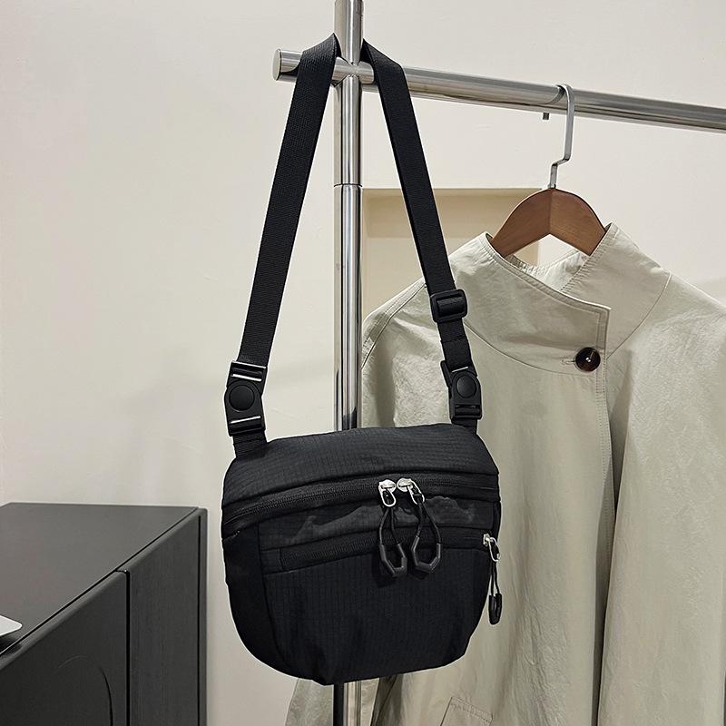 

Летняя новая красивая однотонная повседневная простая сумка через плечо-мессенджер, универсальная, легкая, с удобным широким плечевым ремнем чёрный