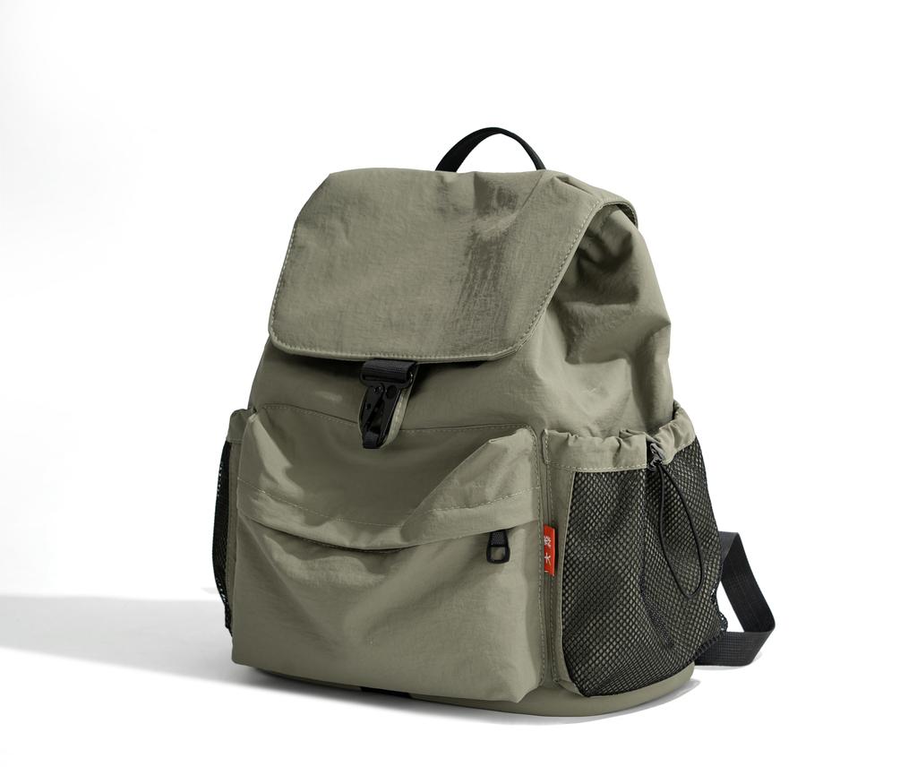Double-strapped backpacks with large capacity. Suitable for travel, casual use and commuting. They have a niche and high-end fee