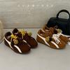 Zapatos deportivos y de ocio retro franceses 2025 nuevos zapatos de piña realzantes interiores de gamuza de cuero vacuno de moda zapatos de entrenamiento alemanes