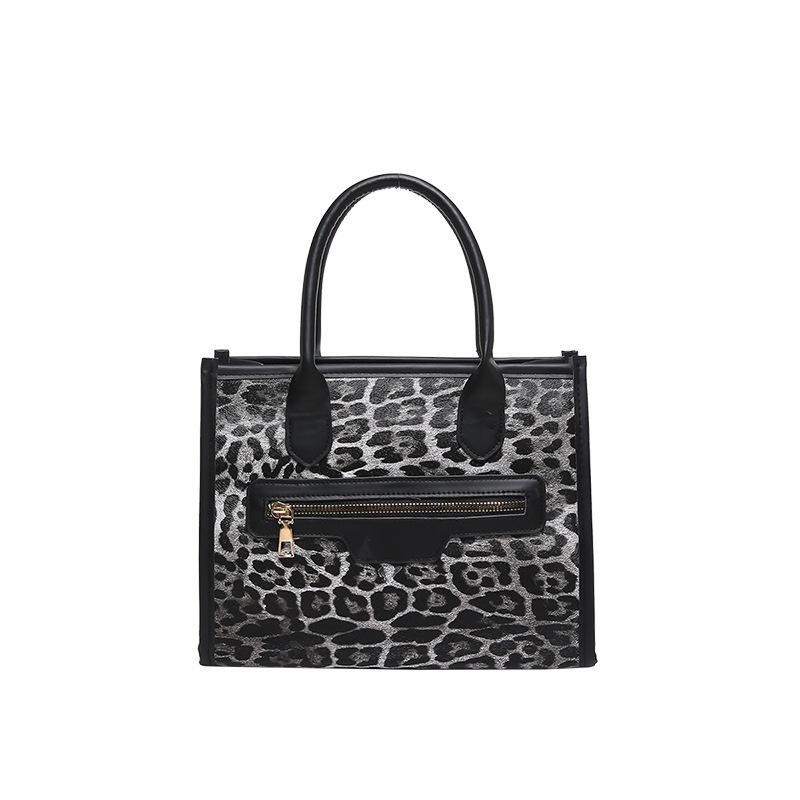 2025 spring new model, this year's popular leopard print fashion handbag, casual personality, sweet and cool trend commuter small square bag
