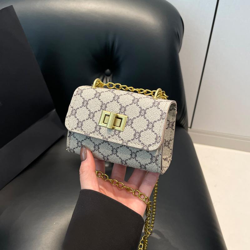 2025 winter new fashion shoulder bag casual chain small square bag women's fashion personalized beautiful messenger bag