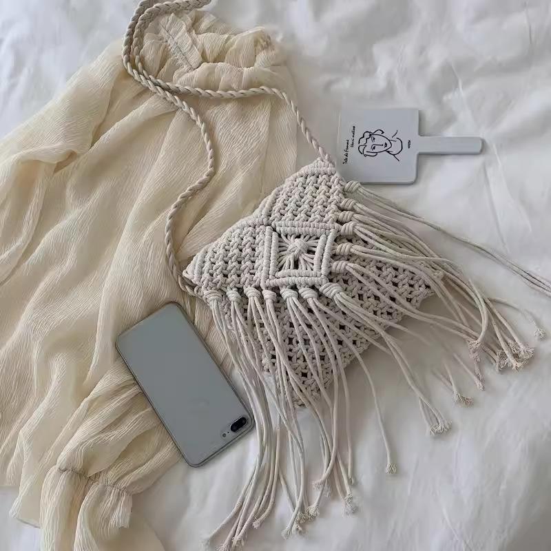 

Liu Yifei fringed straw bag bohemian hand-woven small square bag single shoulder oblique span bag beach bag women