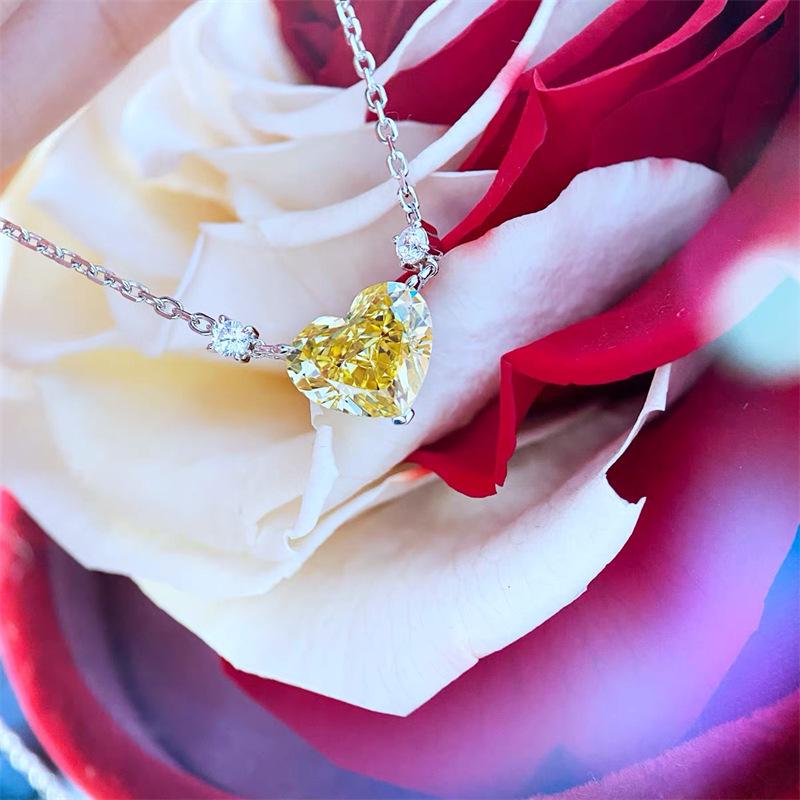 Zircon Heart Pink & Yellow Gold Necklace: Women's Fresh, Cool, High-End Clavicle Chain.