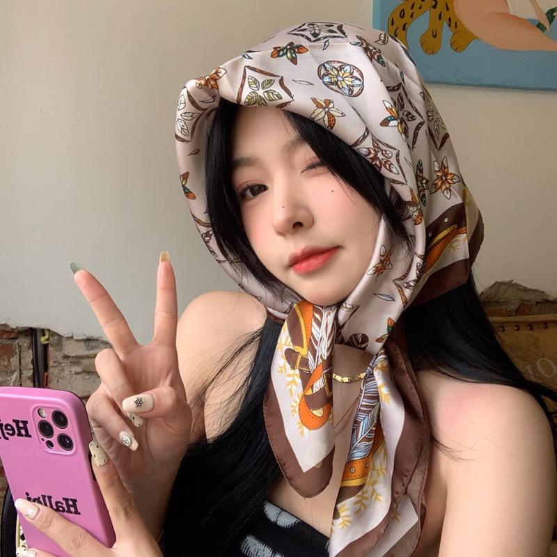 Damski jedwabny szalik w koreańskim stylu: Wszechstronny kwadratowy szalik z kamelią na wiosnę i jesień - do noszenia na szyi, na torebce lub we włosach