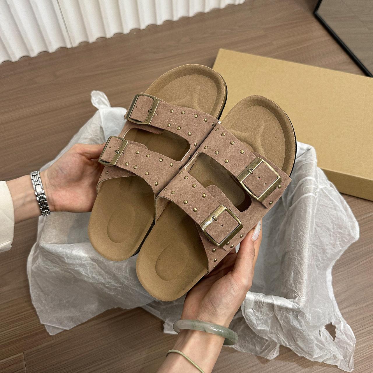 

2025 летние новые тапочки на платформе с металлической пряжкой модные матовые кожаные заклепки квадратные сандалии на плоской подошве женские 35