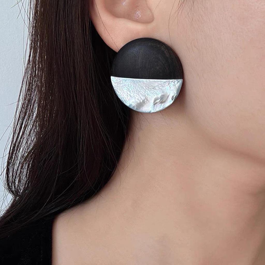 Autumn/Winter Sandalwood Mother-of-Pearl Patchwork Stud Earrings - Light Luxury Versatile Design