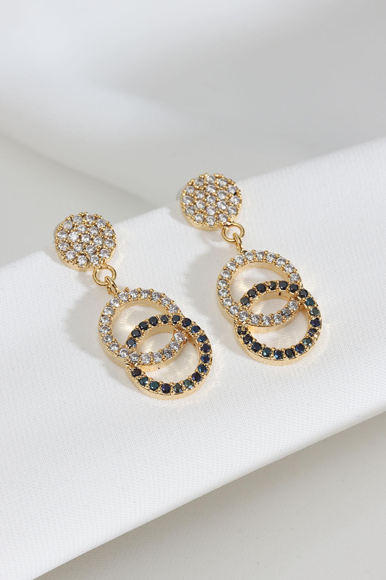 

Серьги золотого цвета с камнем циркон