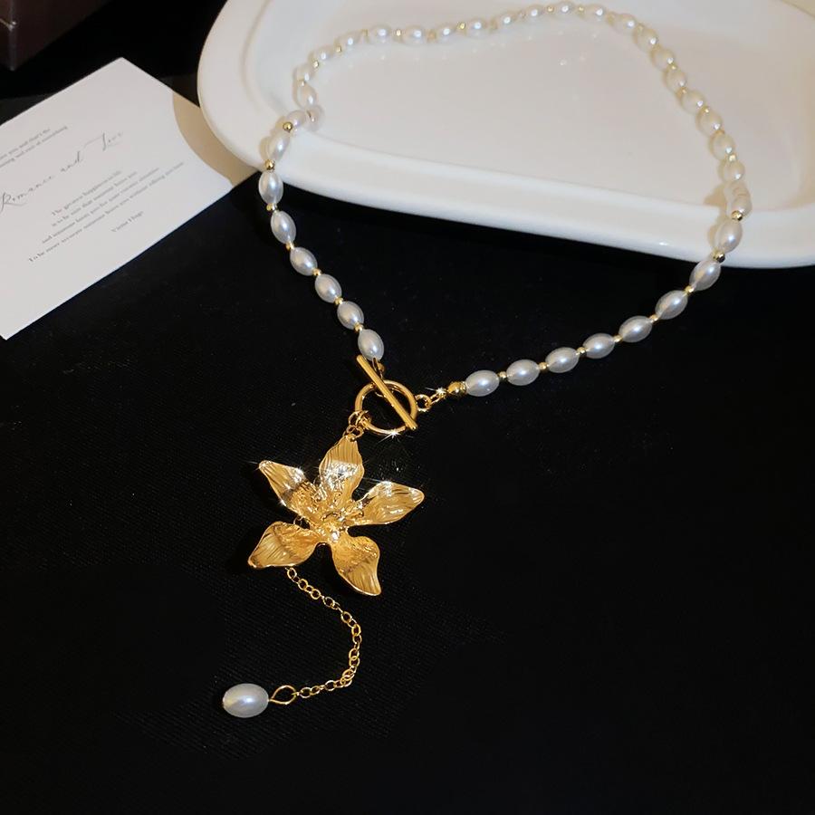 Retro Pearl Beaded Metal Pleated Flower OT Buckle Necklace Premium Niche Temperament Clavicle Chain Jewelry