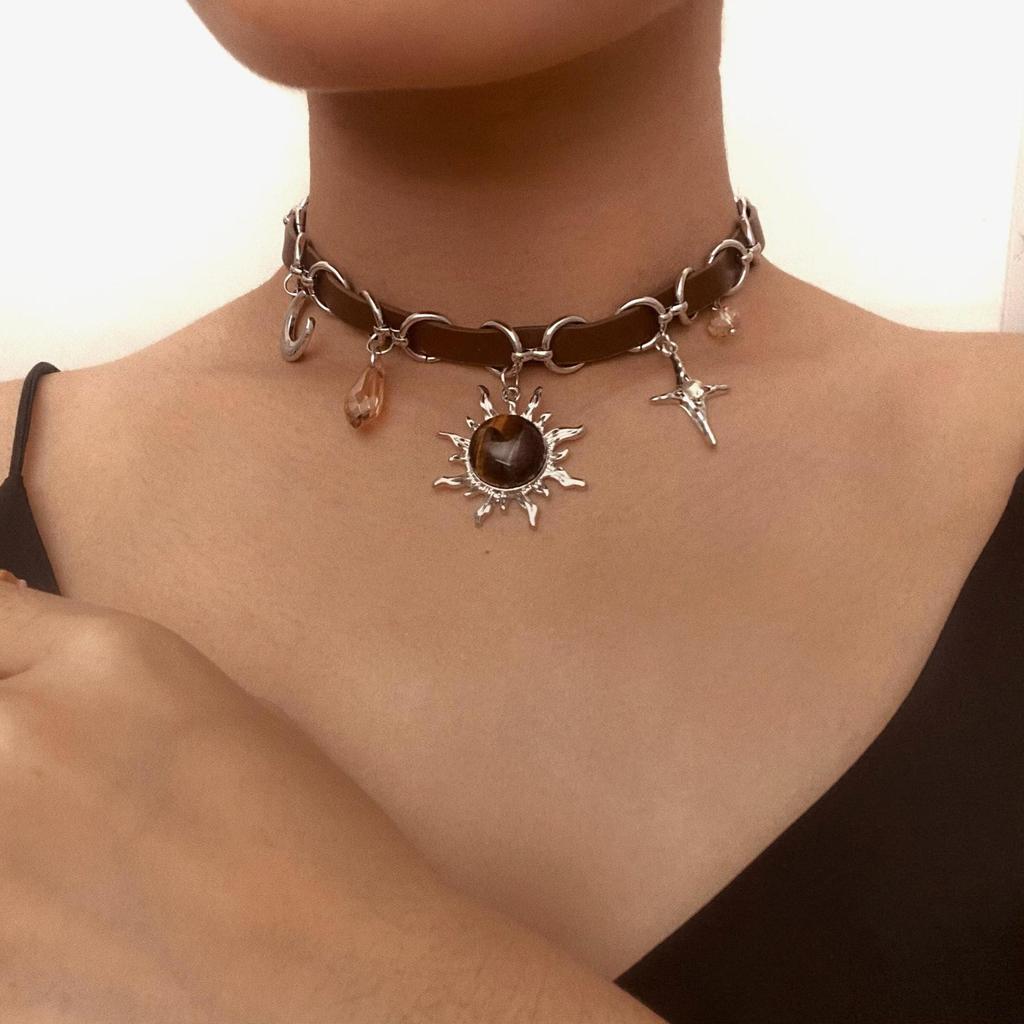 Niche Maillard Double Layer Brown Leather Clavicle Chain Women Octagram Sun Pendant Retro Daily Street Fashion Neck Accessory Gift