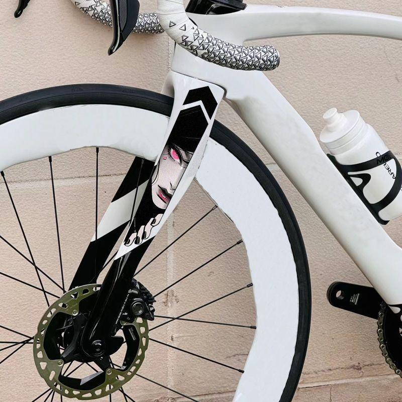 1 Paar Wasserdichte Dekoration Für Motorrad Gabelaufhängung Langlebige Vinyl-Aufkleber Peekendes Anime-Mädchen Motorrad-Aufkleber