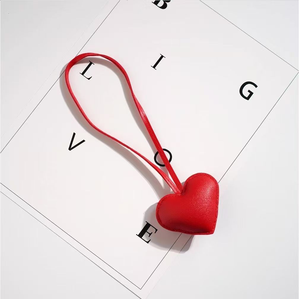Colgante en forma de corazón de cuero PU