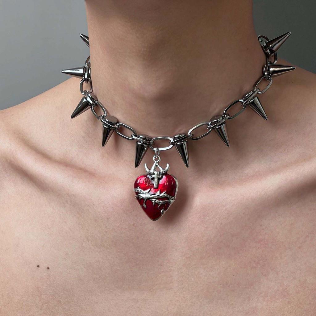 A punk gothic thorn heart pendant necklace for men and women, hip-hop metal rivet spike necklace, grunge rock jewelry gift