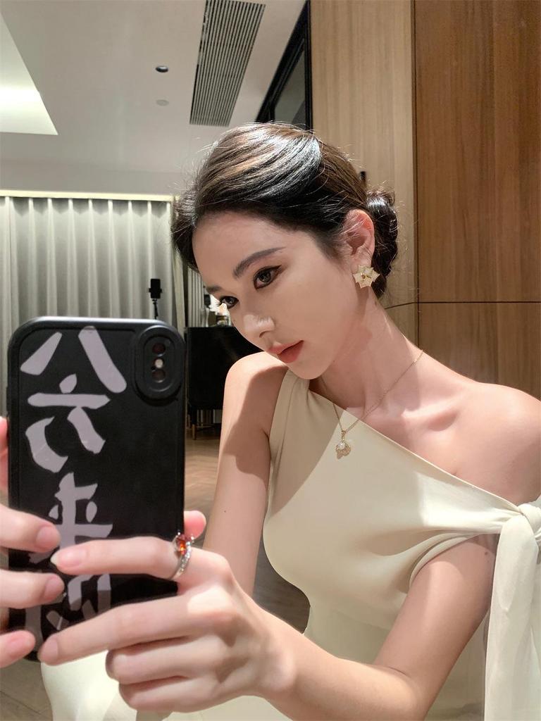 Elegantes einseitiges Schnürkleid - Figurbetonende Abendgarderobe