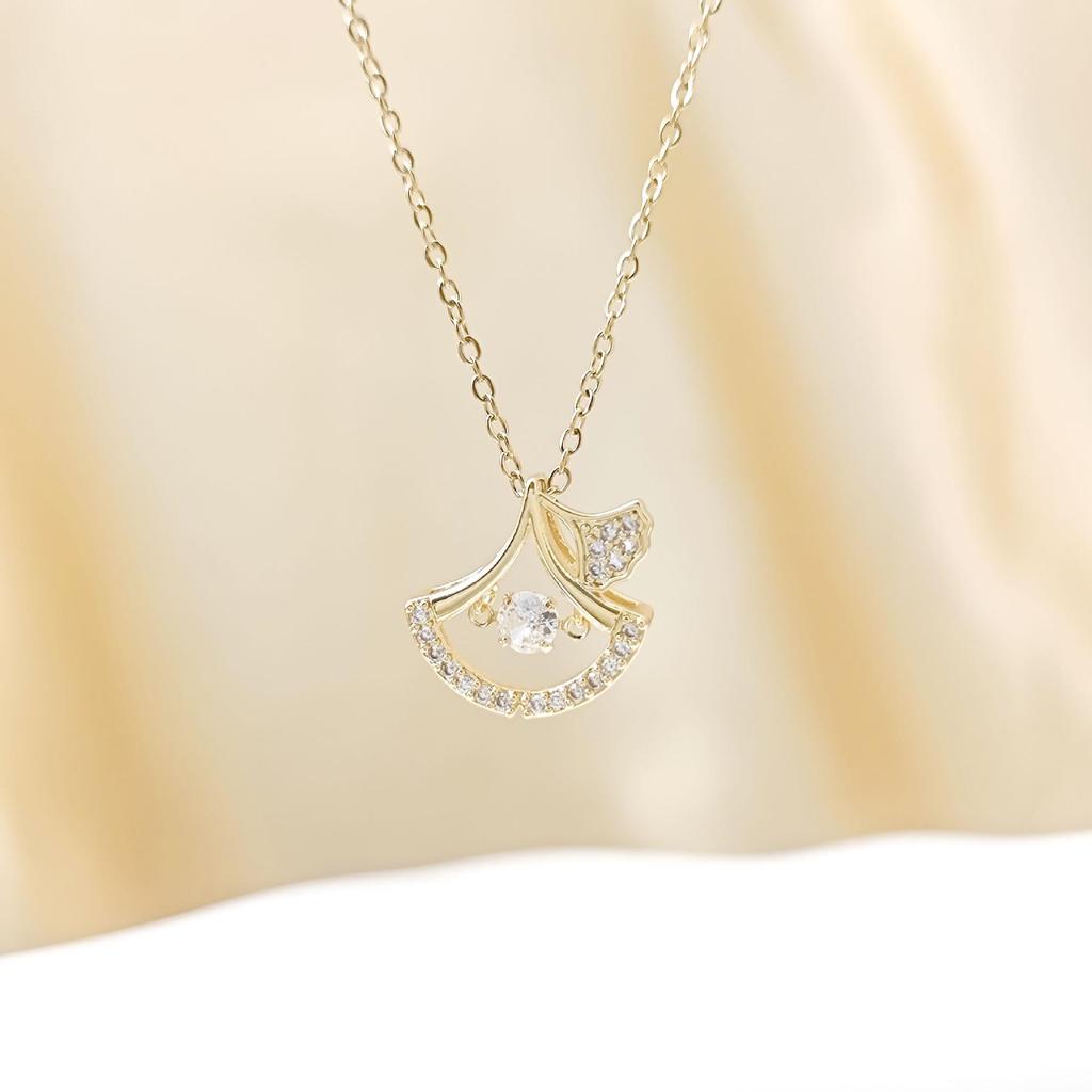 Women's Ginkgo Leaf Pendant Necklace - Elegant Light Luxury Clavicle Chain Accessory