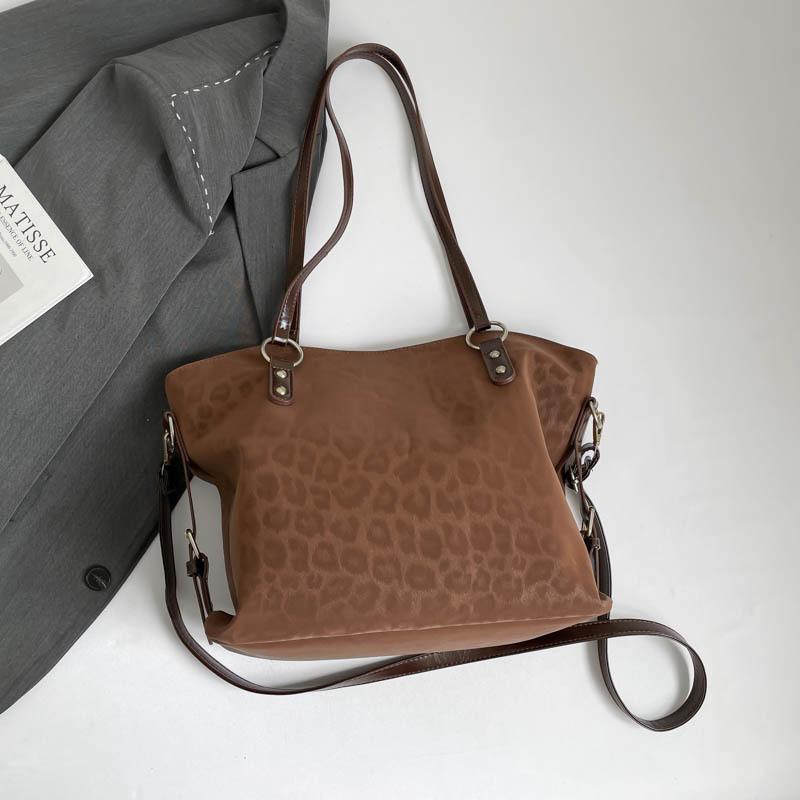 

Сумка большой вместимости женская 2025 осень и зима новая повседневная модная сумка-мессенджер в этом году популярная портативная сумка-тоут для поездок на работу