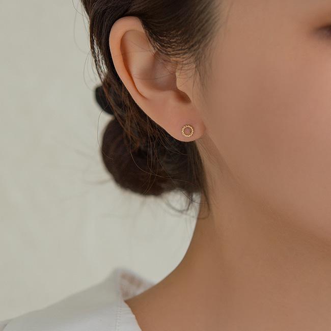 Lunne 14K Twisted Round Piercing Earrings (14K Gold) S14